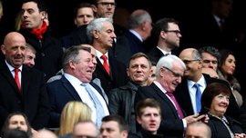 "Джеймс Бонд" заспівав "You'll Never Walk Alone" на "Енфілді" "Джеймс Бонд" заспівав "You'll Never Walk Alone" на "Енфілді"
