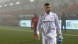 Голкіпер "Алмере Сіті" пропустив безглуздий гол, задивившись на суперника, який лежав на газоні Голкіпер "Алмере Сіті" пропустив безглуздий гол, задивившись на суперника, який лежав на газоні