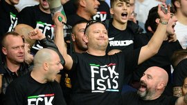 Фанаты Лацио шокировали нацистским приветствием в футболках против ИГИЛ Фанаты Лацио шокировали нацистским приветствием в футболках против ИГИЛ