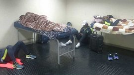 Игроки Петролеро ночевали в раздевалке, потому что клуб не заплатил за гостиницу Игроки Петролеро ночевали в раздевалке, потому что клуб не заплатил за гостиницу