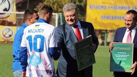 Порошенко та Павелко вручили Таврії сертифікат на будівництво стадіону Порошенко та Павелко вручили Таврії сертифікат на будівництво стадіону