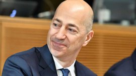 Новый директор Милана Газидис имеет интересный пункт в контракте, за нарушение которого будет платить 100 евро штрафа Новый директор Милана Газидис имеет интересный пункт в контракте, за нарушение которого будет платить 100 евро штрафа