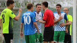 Видео курьезного гола из Второй лиги – арбитр не заметил, что на поле два мяча Видео курьезного гола из Второй лиги – арбитр не заметил, что на поле два мяча