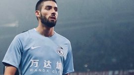 Феррейра Карраско виконав розкішний "сухий лист" у матчі чемпіонату Китаю Феррейра Карраско виконав розкішний "сухий лист" у матчі чемпіонату Китаю