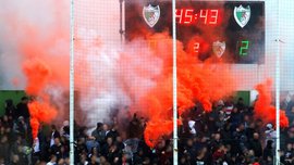 Фанати Црвени Звезди гучно відзначили повернення футболу на трибуни – яскраві кадри Фанати Црвени Звезди гучно відзначили повернення футболу на трибуни – яскраві кадри