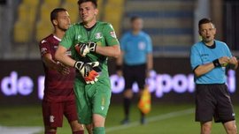 Юний голкіпер двічі відбив пенальті, але арбітр вилучив героя і дав бити втретє – божевілля в чемпіонаті Румунії Юний голкіпер двічі відбив пенальті, але арбітр вилучив героя і дав бити втретє – божевілля в чемпіонаті Румунії