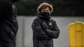 Форлан звільнений з посади головного тренера Пеньяроля – легендарний нападник не протримався і року Форлан звільнений з посади головного тренера Пеньяроля – легендарний нападник не протримався і року