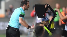"VAR надо уметь пользоваться, чтобы не быть, как обезьяна с гранатой": Палкин стал на защиту украинских арбитров "VAR надо уметь пользоваться, чтобы не быть, как обезьяна с гранатой": Палкин стал на защиту украинских арбитров
