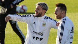 Агуеро ''увірвався'' на прес-конференцію Мессі: ''Вітання усім феноменам, крім недоумків, які ображають'' Агуеро ''увірвався'' на прес-конференцію Мессі: ''Вітання усім феноменам, крім недоумків, які ображають''