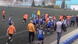 Поєдинок чемпіонату України U-17 завершився брутальною бійкою між батьками та дітьми Поєдинок чемпіонату України U-17 завершився брутальною бійкою між батьками та дітьми