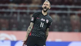 Зірка Хорватії курив і пив пиво в роздягальні після перемоги над французами – пафосне фото Зірка Хорватії курив і пив пиво в роздягальні після перемоги над французами – пафосне фото