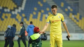 Румунський форвард вчинив самогубство, вистрибнувши з вікна – раніше він різав собі вени Румунський форвард вчинив самогубство, вистрибнувши з вікна – раніше він різав собі вени