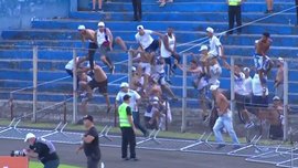 Фанати зірвали матч, влаштувавши бійку на полі – відео божевілля з Бразилії Фанати зірвали матч, влаштувавши бійку на полі – відео божевілля з Бразилії