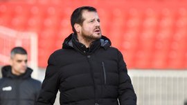 Скандальний екс-гравець Шахтаря і тренер Зорі підняв руку на колегу – відео неадекватної поведінки Скандальний екс-гравець Шахтаря і тренер Зорі підняв руку на колегу – відео неадекватної поведінки