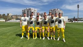 Украинский футбольный клуб почтил память погибших в Сумах после обстрела Россией Украинский футбольный клуб почтил память погибших в Сумах после обстрела Россией
