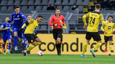 Байєр у матчі з парадом автоголів розгромив Борусію Д, Вольфсбург знищив Гройтер Фюрт, вибравшись з трясовини Бундесліги