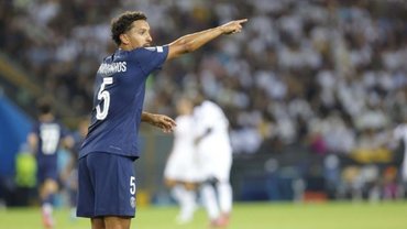 Маркіньйос віддав Забарному медаль за перемогу в Суперкубку УЄФА (ВІДЕО)