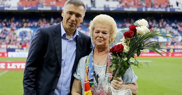 Milinko Pantic: the best scorer with a bouquet of carnations thumbnail