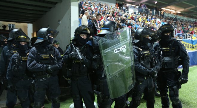 Чехия – Украина полиция жестко арестовывала украинских фанатов на стадионе – как Шевченко смело вмешался в конфликт